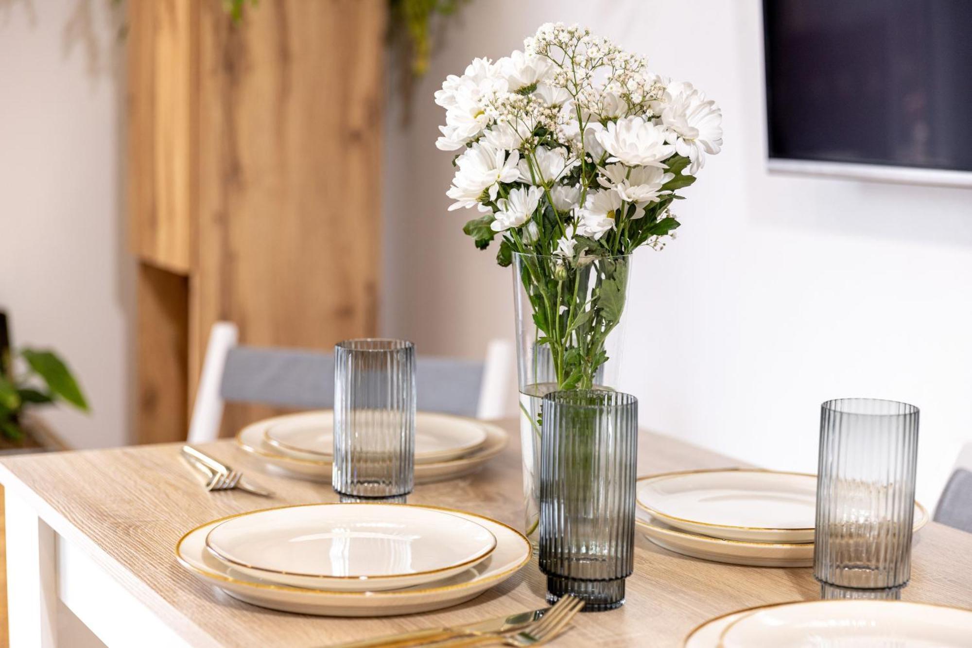 מונטבאור Schoenes, Modernes Apartment Mit Zwei Schlafzimmern - Zentral Mit Balkon Fuer 6 Personen מראה חיצוני תמונה